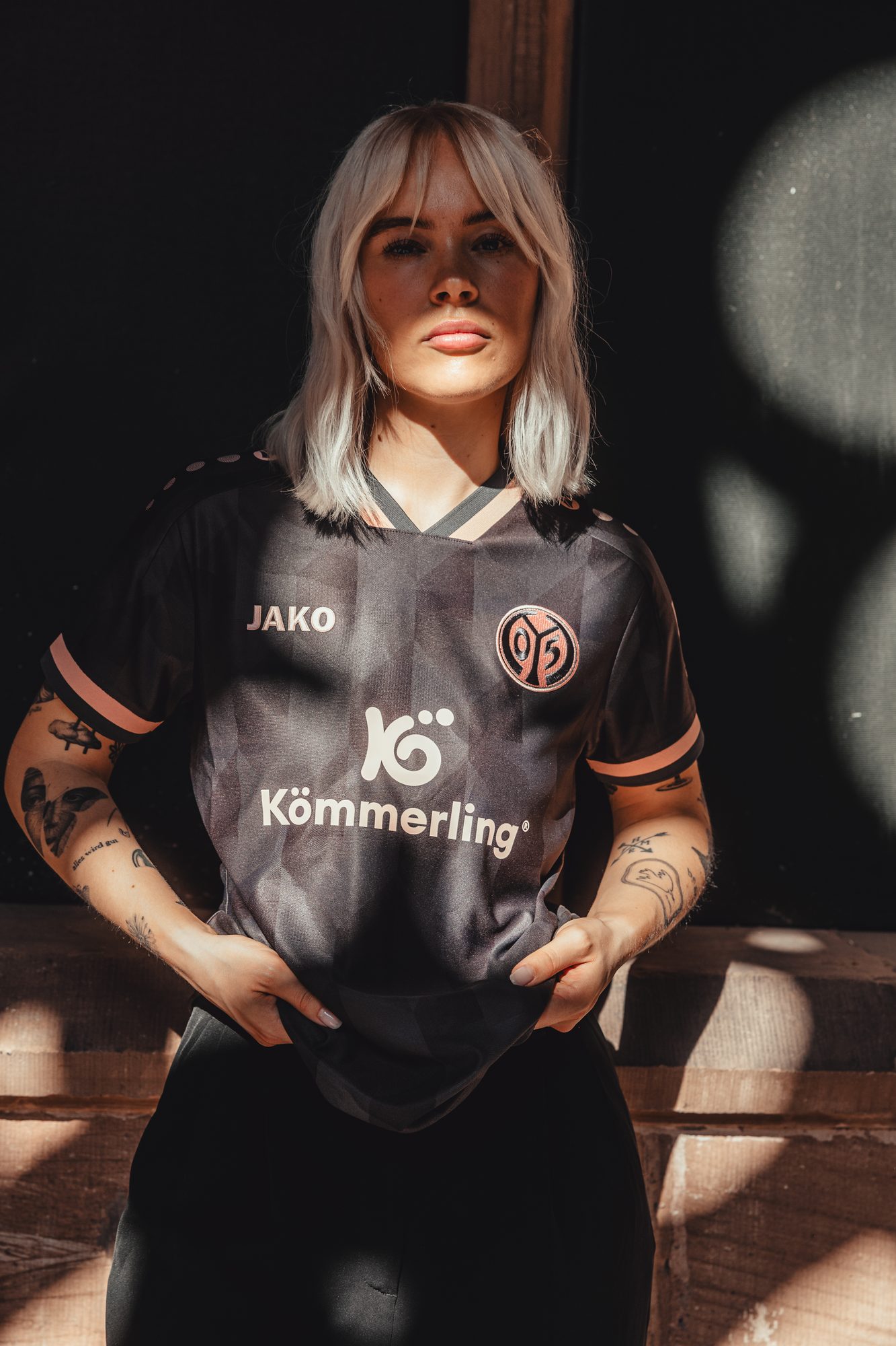 COLORBLND Female Model im FSV Mainz 05 Ausweichtrikot im Mainzer Dom