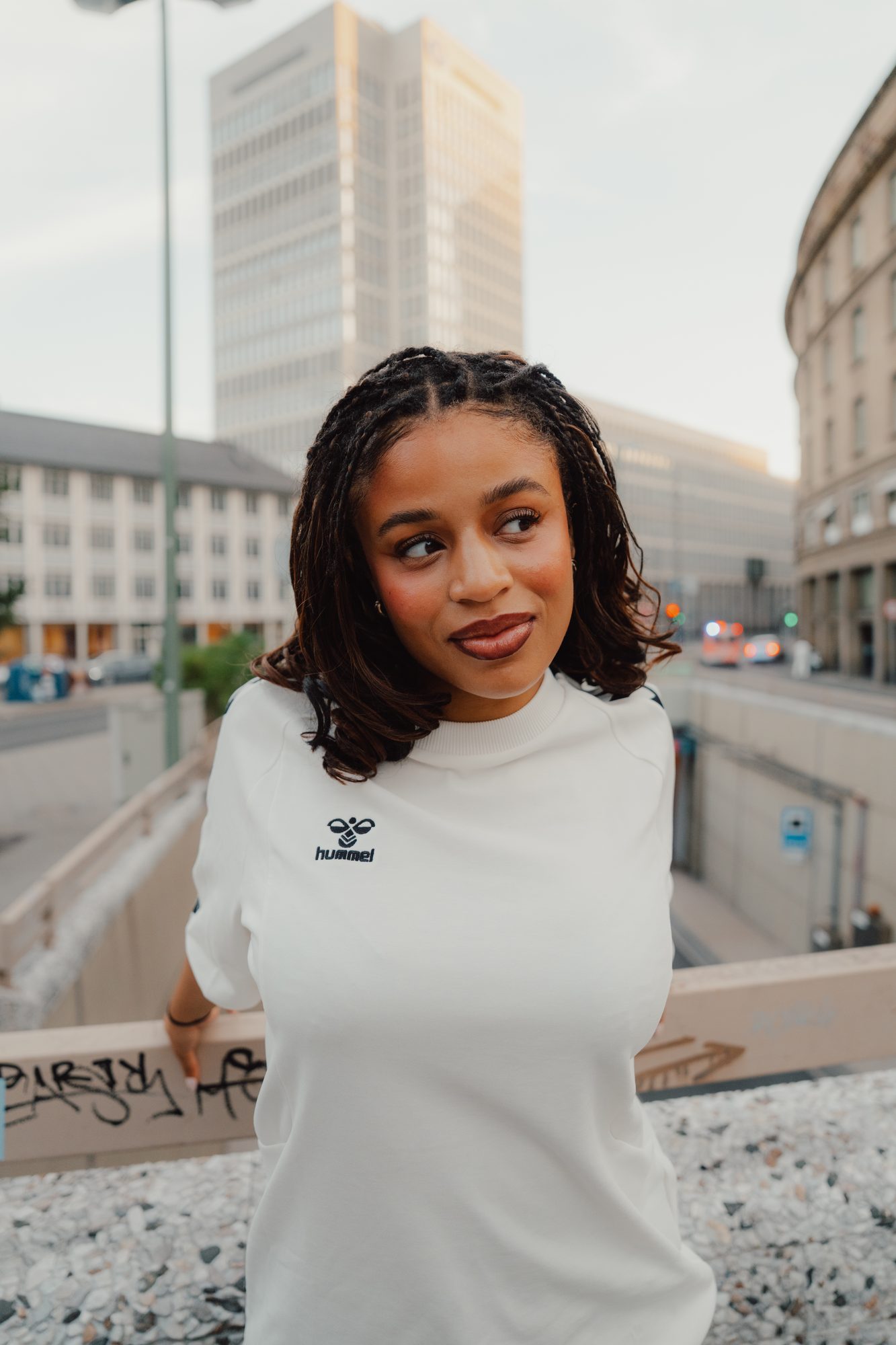 COLORBLND Model in weissem Hummel Shirt Urban Street Shooting Frankfurt